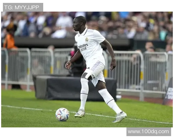 探寻足球运动员成长之路与赛场拼搏精神全景解析全面呈现职业生涯亮点